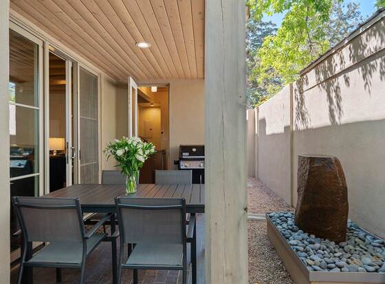 Stone's Throw - Unbeatable Location, Lovely Modern Interior allows check-in for 18 year-old guests