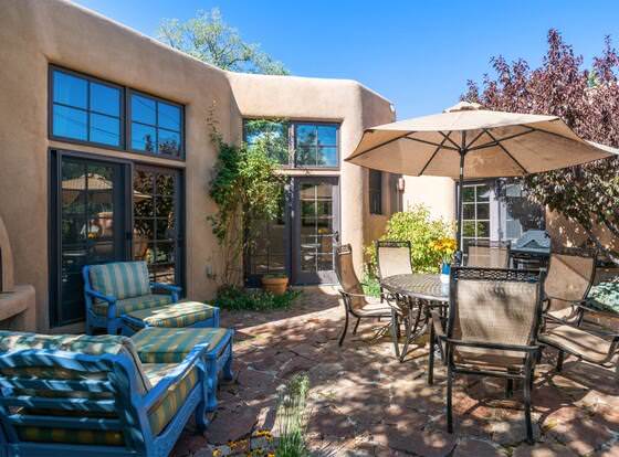 Casa Artista - A Work Of Art, One Block to Canyon Rd allows check-in for 18 year-old guests