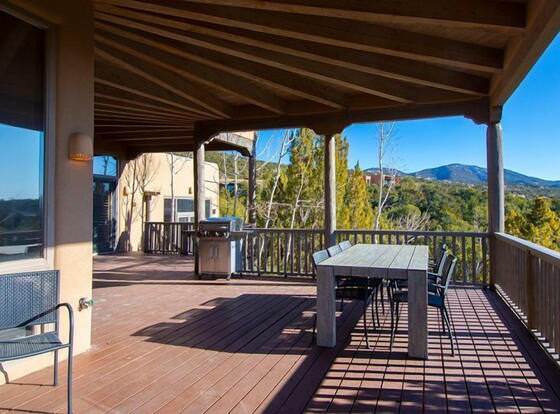 Vista Grande - Close to Ten Thousand Waves and Ski Basin, Two Miles to the Plaza allows check-in for 18 year-old guests