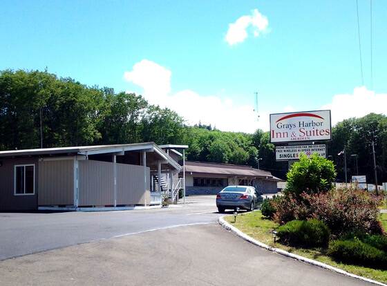 Grays Harbor Inn & Suites allows check-in for 18 year-old guests