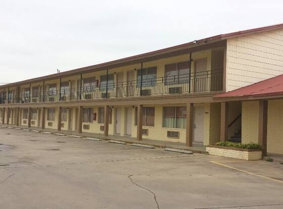 Express Inn - Bay City allows check-in for 18 year-old guests