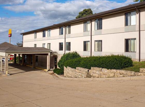 Econo Lodge allows check-in for 18 year-old guests