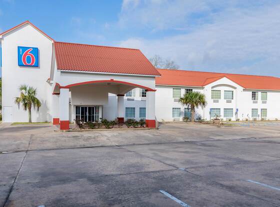 Motel 6 Crowley, LA allows check-in for 18 year-old guests