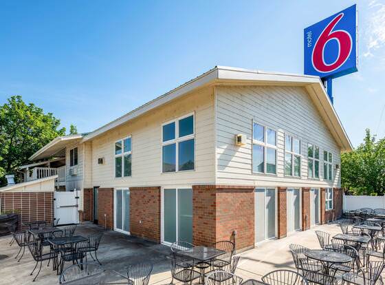 Motel 6 Clarkston, WA allows check-in for 18 year-old guests