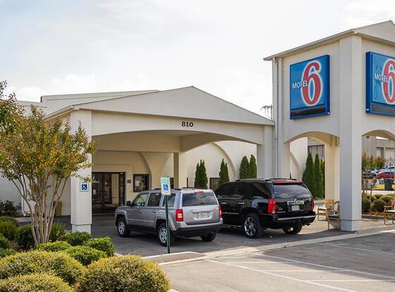 Motel 6 Decatur, AL allows check-in for 18 year-old guests