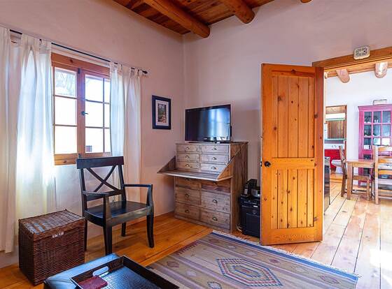 Casa Encantador - True Santa Fe Flavor and Location allows check-in for 18 year-old guests