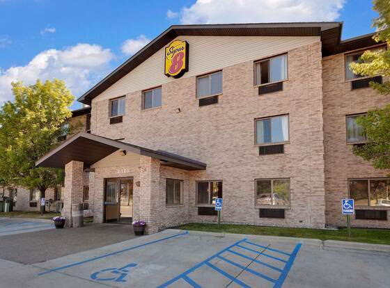 Super 8 by Wyndham Mt. Pleasant allows check-in for 18 year-old guests