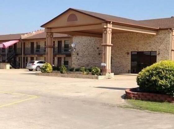 Dumas Inn allows check-in for 18 year-old guests