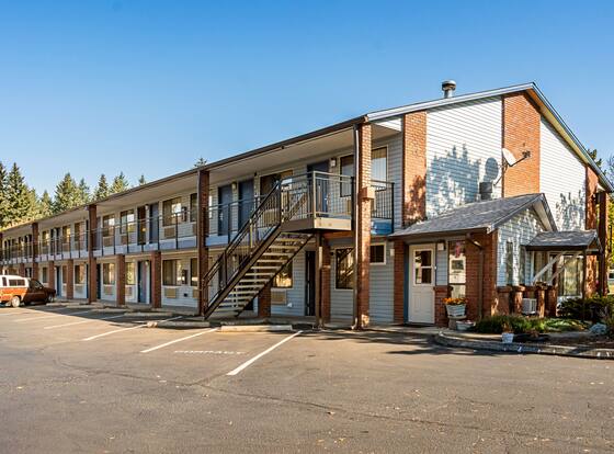 Super 8 by Wyndham Vancouver East allows check-in for 18 year-old guests