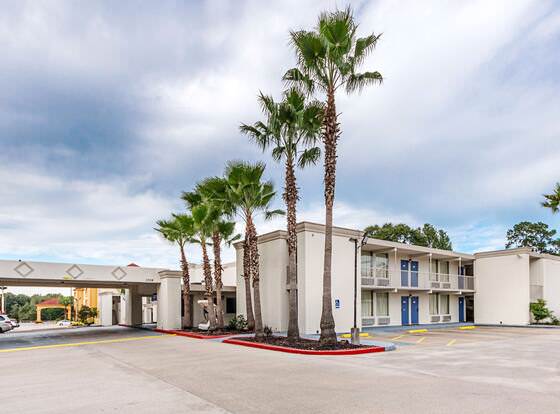 Motel 6 Cleveland, TX allows check-in for 18 year-old guests