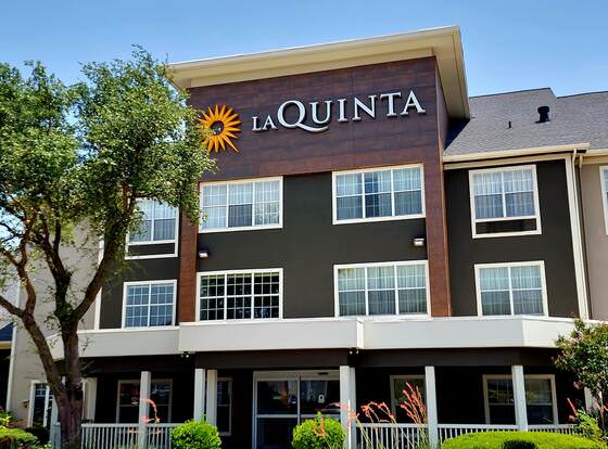 La Quinta Inn & Suites by Wyndham Rockwall allows check-in for 18 year-old guests