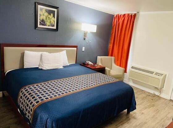 VON ORMY EXECUTIVE INN allows check-in for 18 year-old guests