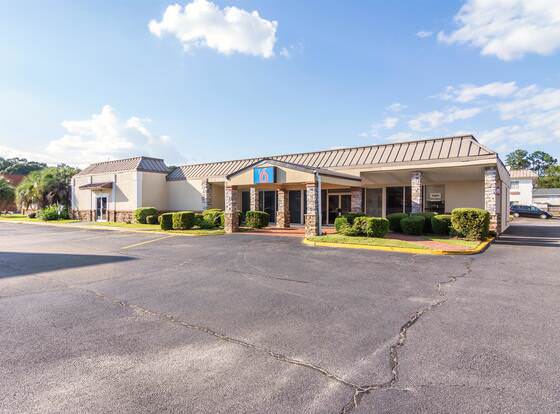 Motel 6 Warner Robins, GA allows check-in for 18 year-old guests