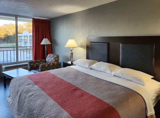 Econo Lodge allows check-in for 18 year-old guests