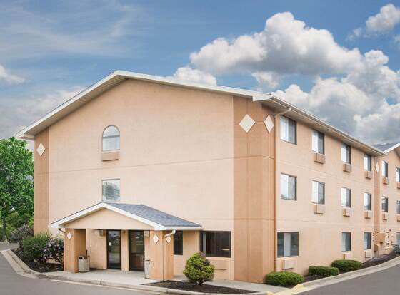 Super 8 by Wyndham Beckley allows check-in for 18 year-old guests