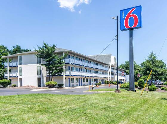 Rodeway Inn allows check-in for 18 year-old guests