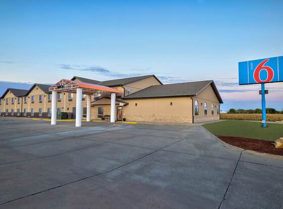 Motel 6 Percival, IA allows check-in for 18 year-old guests
