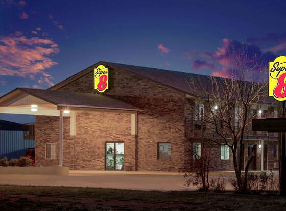 Super 8 by Wyndham Dumas TX allows check-in for 18 year-old guests