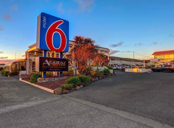Motel 6 Fort Bragg, CA allows check-in for 18 year-old guests