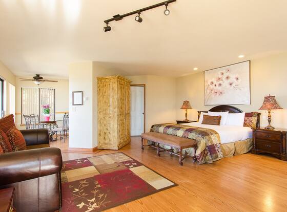 Mourelatos Lakeshore Resort allows check-in for 18 year-old guests