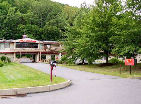 Econo Lodge Summit - Scranton allows check-in for 18 year-old guests