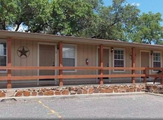 Maven's Inn & Grill allows check-in for 18 year-old guests