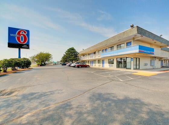 Motel 6 Wichita, KS allows check-in for 18 year-old guests