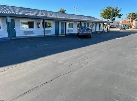 La Casa Motel - Garden Grove - Anaheim allows check-in for 18 year-old guests