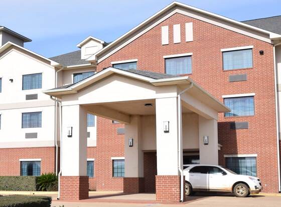 Franklin Inn and Suites allows check-in for 18 year-old guests