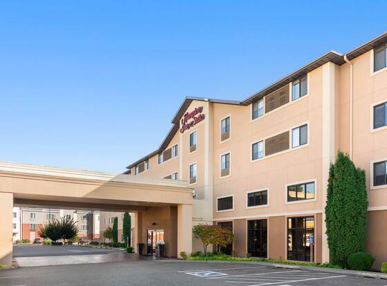 Hampton Inn & Suites Burlington allows check-in for 18 year-old guests