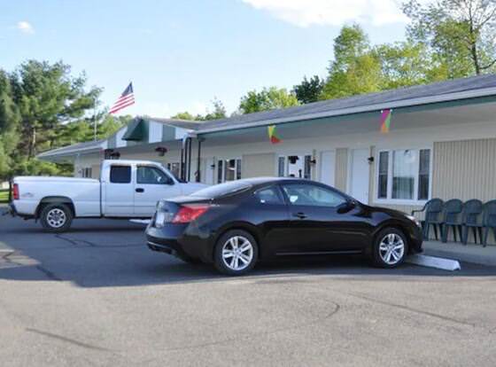Gorgeous View Motel allows check-in for 18 year-old guests