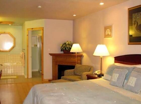 Coast Inn and Spa Fort Bragg allows check-in for 18 year-old guests