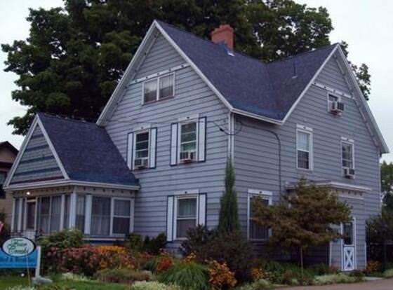 Four Creeks Bed & Breakfast allows check-in for 18 year-old guests