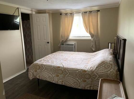 The Travelers Inn allows check-in for 18 year-old guests