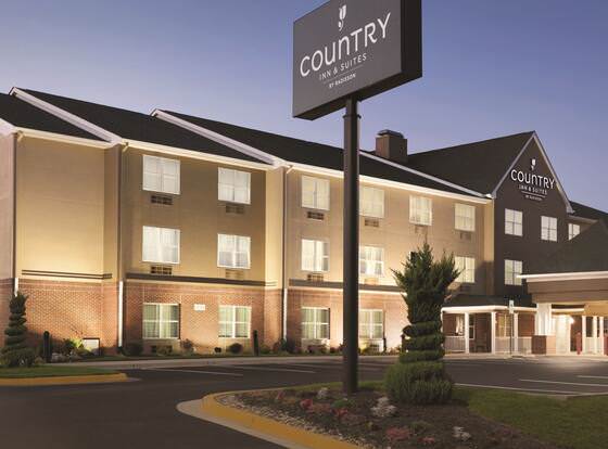 Country Inn & Suites by Radisson, Washington, D.C. East - Capitol Heights, MD allows check-in for 18 year-old guests