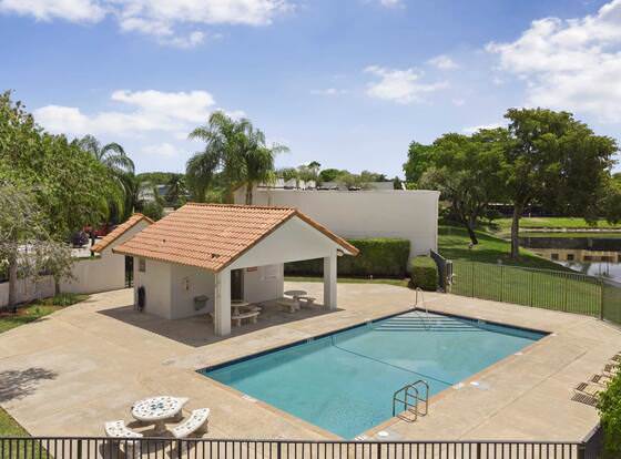 Townhouse 3 BDR Pool BBQ allows check-in for 18 year-old guests