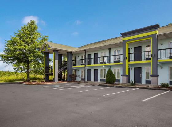 Quality Inn London allows check-in for 18 year-old guests