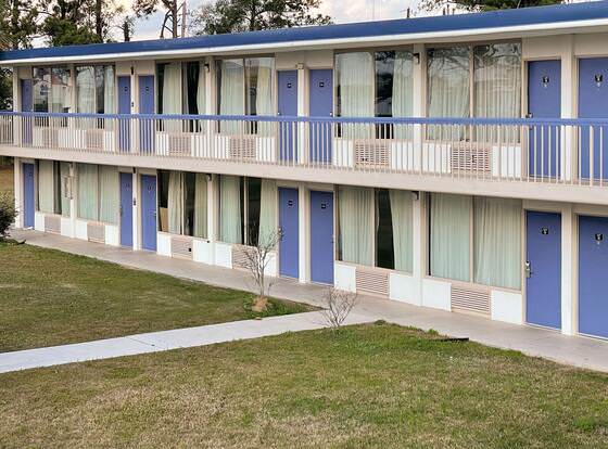 Motel 6 Marianna, FL allows check-in for 18 year-old guests