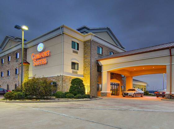 Comfort Suites Lindale - Tyler North allows check-in for 18 year-old guests