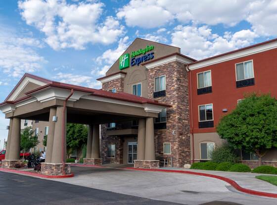 Holiday Inn Express Hotel & Suites Limon I-70, an IHG Hotel allows check-in for 18 year-old guests