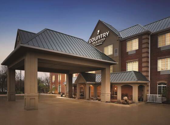 Country Inn & Suites by Radisson, Valparaiso, IN allows check-in for 18 year-old guests