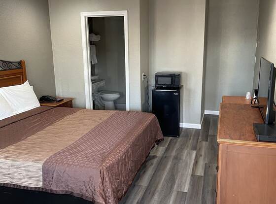 Villa Court Inn Oroville allows check-in for 18 year-old guests