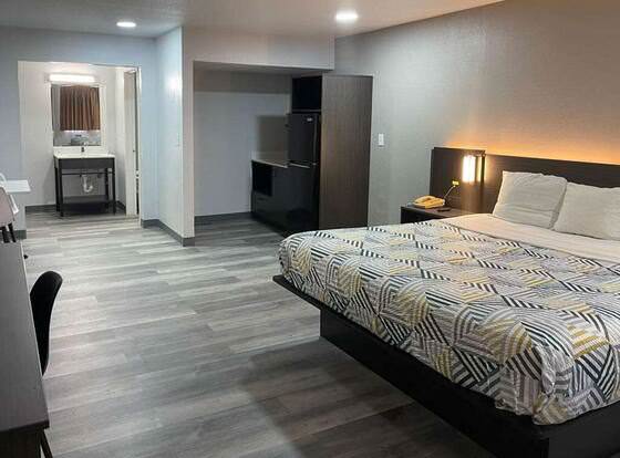 Motel 6 Texarkana, TX allows check-in for 18 year-old guests