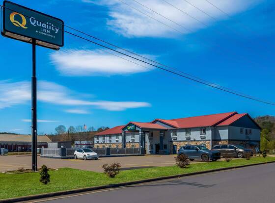 Quality Inn Fort Payne I-59 exit 222 allows check-in for 18 year-old guests