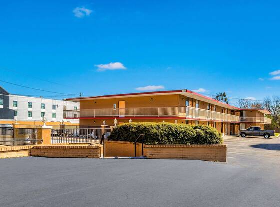 Econo Lodge Inn & Suites Macon allows check-in for 18 year-old guests