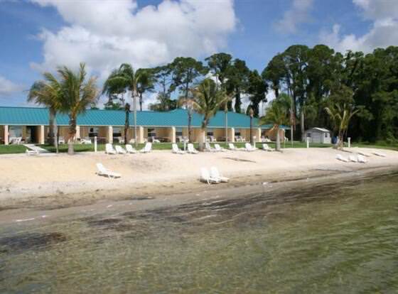 Lake Grassy Inn & Suites allows check-in for 18 year-old guests