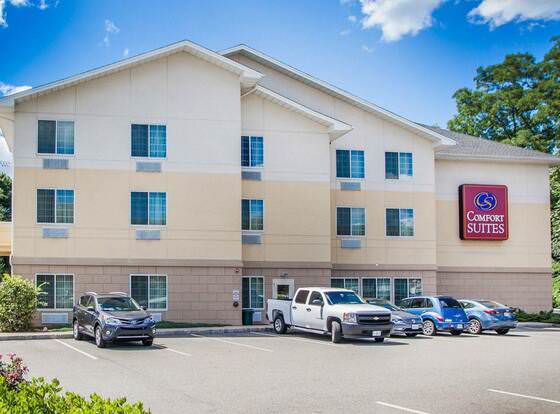 Comfort Suites Mahwah - Paramus allows check-in for 18 year-old guests