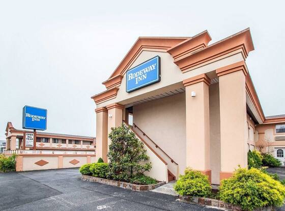 Rodeway Inn Point Pleasant Beach allows check-in for 18 year-old guests