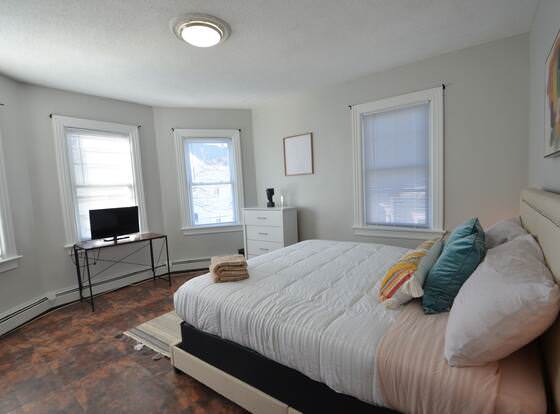 Lovely 3 bedroom apartment V allows check-in for 18 year-old guests
