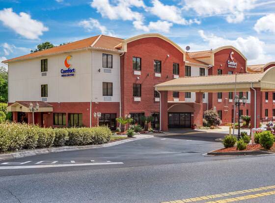 Comfort Inn & Suites Midway - Tallahassee West allows check-in for 18 year-old guests